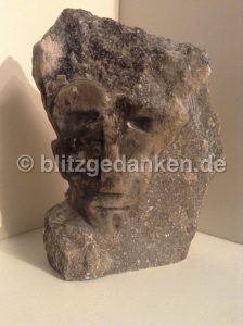 Specksteinskulptur: Gesicht aus Stein